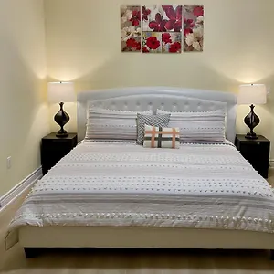 Hébergement de vacances Victoria Family Vacation - King Bed Private Yard Bbq Deck Gazebo - 4 Minutes To The Falls, Niagara Falls